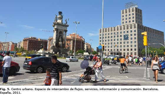 Fig. 5. Centro urbano. Espacio de intercambio de flujos, servicios, información y comunicación. Barcelona, España, 2011.jpg